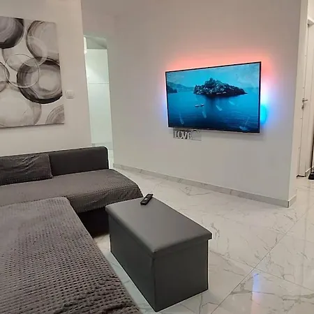 Tesla - Novoureden S Terasom Villa *