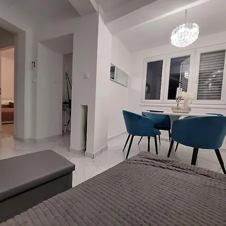 Villa Tesla - Novoureden S Terasom Šibenik