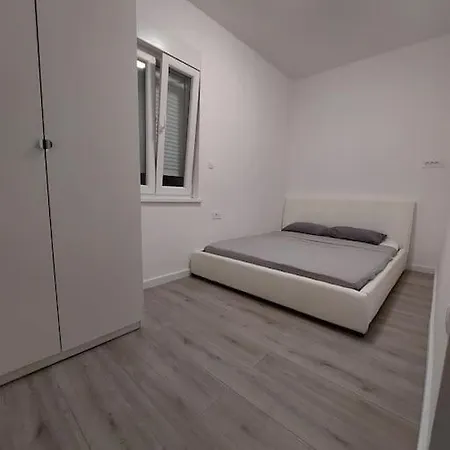 Villa Tesla - Novoureden S Terasom *