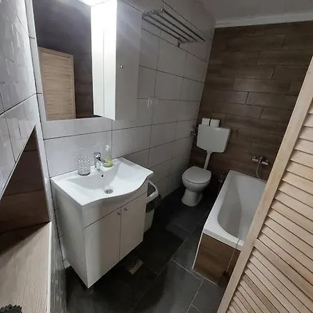 Tesla - Novoureden S Terasom Villa