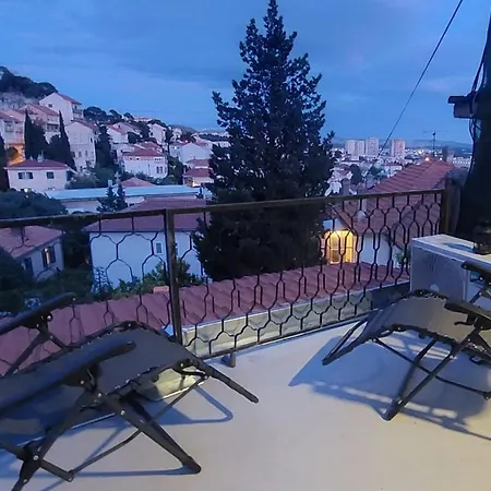 Tesla - Novoureden S Terasom Šibenik