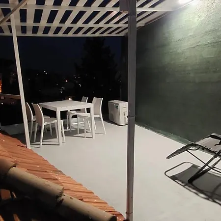 Tesla - Novoureden S Terasom Villa